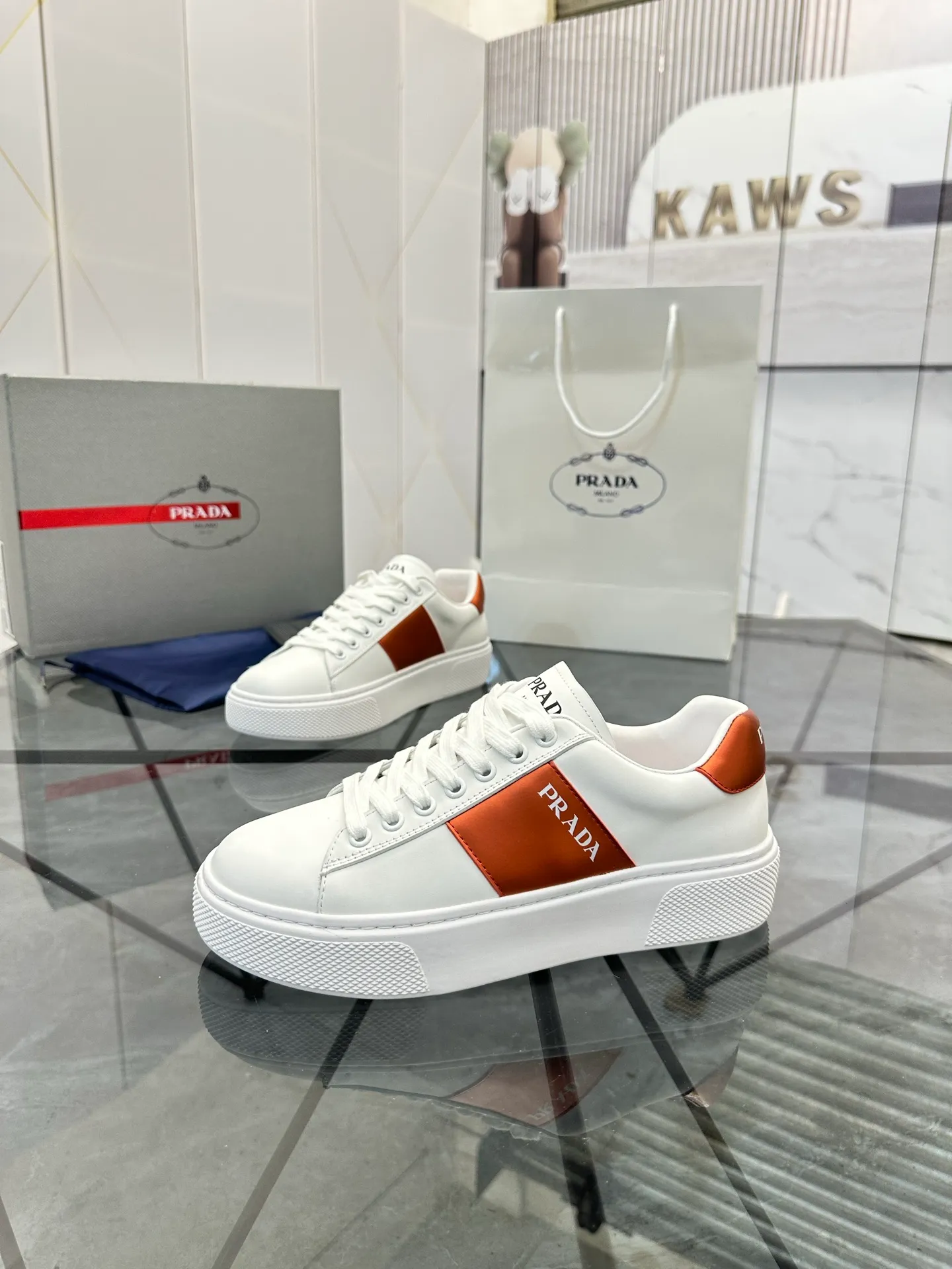 Men's shoes for sale💰: 💰P500¥ High-end top quality Product trademark: Prada * "Prada*" low-top casual shoes Regular size: 35-45 (can be customized to 46) Couple style Product materials: imported first-layer cowhide leather upper, water-dyed sheep lining, original outsole. No.: H201